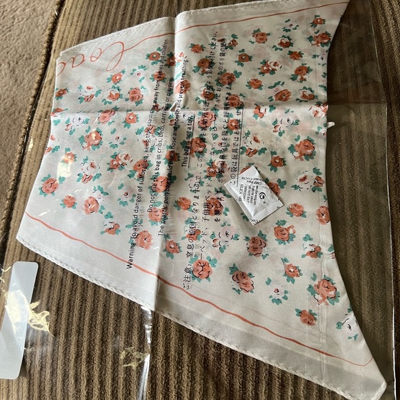Coach Tea Rose Print Silk Diamond Scarf nwt in packaging - Picture 5 of 5